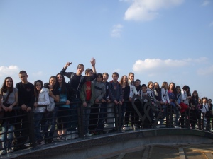 Grupa učenika mašu sa mosta